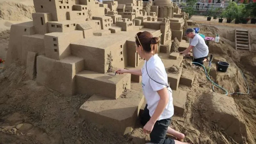 Het zandkerststalletje van Las Canteras trotseert de hevigheid van storm Emilia en wordt vandaag geopend