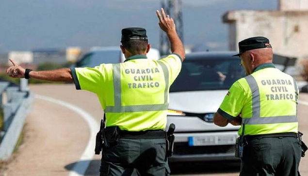 Guardia civil voegt controle van het dashboardkastje toe aan een verkeersstop