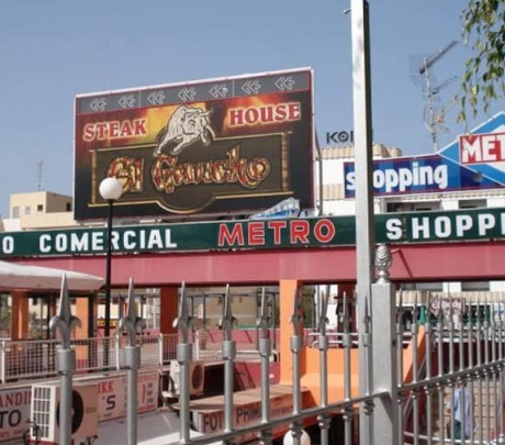 De rechtbank houdt de sloop van het winkelcentrum Metro in Playa del Inglés tegen