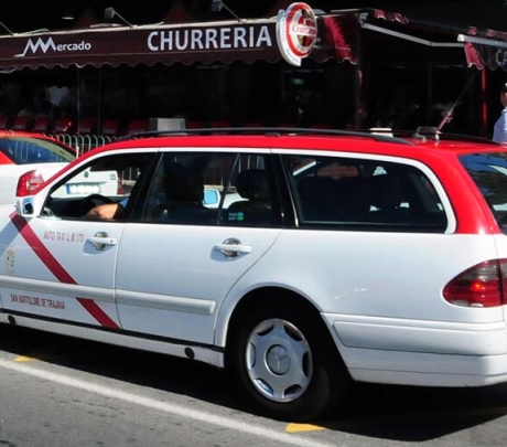 Elf taxichauffeurs verdacht van fraude met toeristen