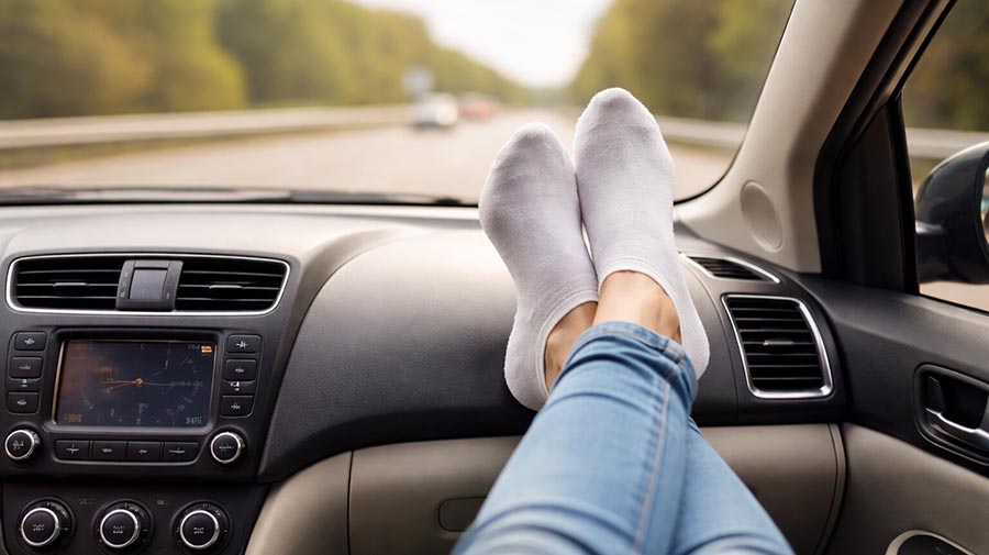 €100 boete voor passagiers op de voorstoel die hun voeten op het dashboard zetten