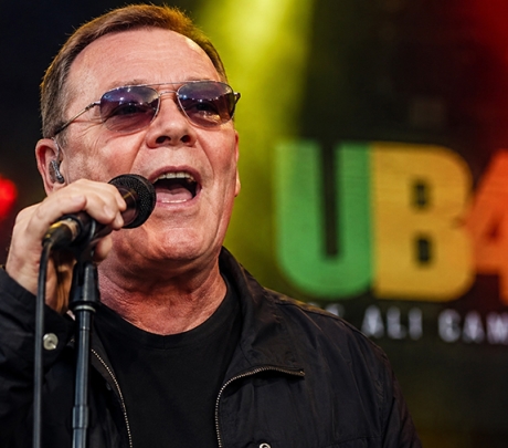 Ali Campbell van UB40 brengt de iconische reggaeklanken naar de Canarische Eilanden