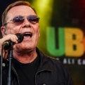 Ali Campbell van UB40 brengt de iconische reggaeklanken naar de Canarische Eilanden