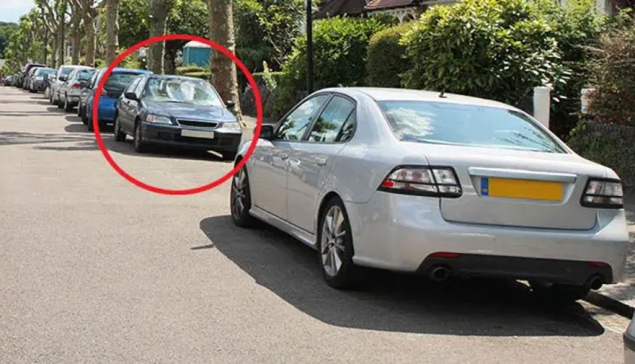 Wanneer wordt een geparkeerde auto op de Canarische Eilanden wettelijk als achtergelaten beschouwd?