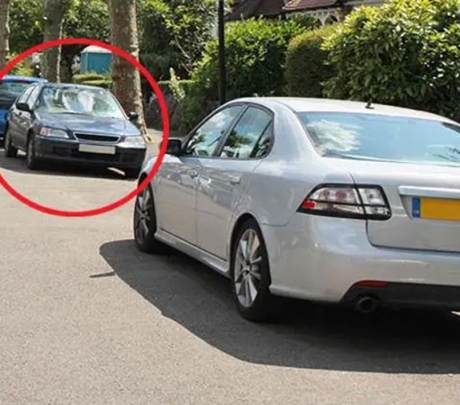 Wanneer wordt een geparkeerde auto op de Canarische Eilanden wettelijk als achtergelaten beschouwd?